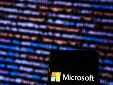 Kiev, Ukrayna - 12 Kasım 2018: Microsoft Corporation teknoloji şirket logosu akıllı telefon görüntülenen gördüm.  