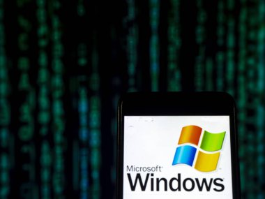 Kiev, Ukrayna - 12 Kasım 2018: Microsoft Windows işletim sistemi logosu akıllı telefon görüntülenen gördüm. Microsoft Windows çeşitli grafik işletim sistemi ailesinin grubudur