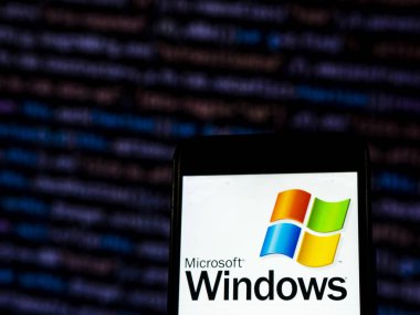 Kiev, Ukrayna - 12 Kasım 2018: Microsoft Windows işletim sistemi logosu akıllı telefon görüntülenen gördüm. Microsoft Windows çeşitli grafik işletim sistemi ailesinin grubudur