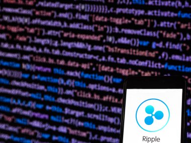 Kiev, Ukrayna - 11 Kasım 2018: Ripple ödeme Protokolü logo akıllı telefon görüntülenen gördüm. Dalgalanma olduğu bir gerçek zamanlı brüt tasfiye sistem, Döviz Alım Satım ve havale ağ