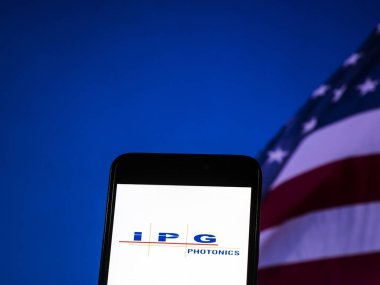 Kiev, Ukrayna - 11 Kasım 2018: Ipg fotonik şirket logosu akıllı telefon görüntülenen gördüm. IPG fotonik fiber lazerler ve lif amplifikatörler bir üreticidir.