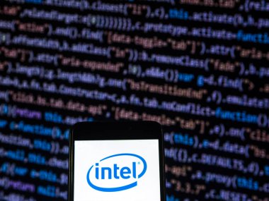 Kiev, Ukrayna - 11 Kasım 2018: Intel şirket logosu üretim yarı iletken akıllı telefon görüntülenen gördüm. 