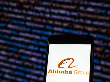 Kiev, Ukrayna - 9 Kasım 2018: Alibaba logosu bir akıllı telefon görüntülenen gördüm. Nyse göre 469,6 milyar dolar piyasa değeri, yedinci sırada üzerinde şirketidir.