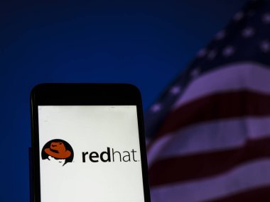 Kiev, Ukrayna - 9 Kasım 2018: Kırmızı şapka yazılım şirketi logo akıllı telefon görüntülenen gördüm. Kırmızı şapka, Inc kurumsal topluma açık kaynak yazılım ürünleri sağlayan bir Amerikan çokuluslu yazılım şirketidir.