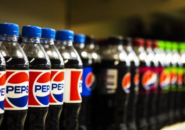 Pepsi-cola şişeleri deposunda satır