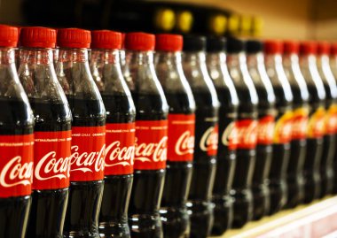 Satır deposundaki coca-cola şişeleri
