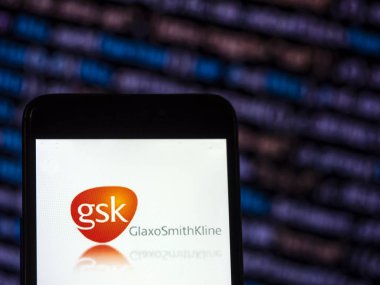  Kiev, Ukrayna - 22 Kasım 2018: Glaxosmithkline ilaç şirket logosu akıllı telefon görüntülenen gördüm.