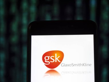  Kiev, Ukrayna - 22 Kasım 2018: Glaxosmithkline ilaç şirket logosu akıllı telefon görüntülenen gördüm.