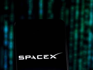 Kiev, Ukrayna - 21 Kasım 2018: Spacex Havacılık şirket logosu akıllı telefon görüntülenen gördüm. 