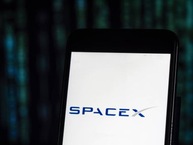 Kiev, Ukrayna - 21 Kasım 2018: Spacex Havacılık şirket logosu akıllı telefon görüntülenen gördüm. 
