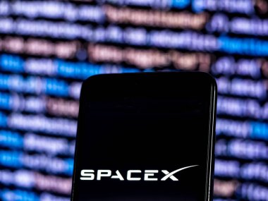 Kiev, Ukrayna - 21 Kasım 2018: Spacex Havacılık şirket logosu akıllı telefon görüntülenen gördüm. 