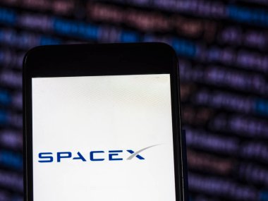 Kiev, Ukrayna - 21 Kasım 2018: Spacex Havacılık şirket logosu akıllı telefon görüntülenen gördüm. 