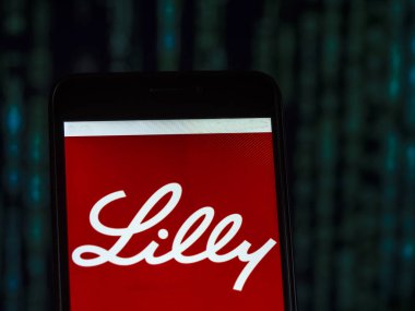 Kiev, Ukrayna - 21 Kasım 2018: Eli Lilly ve şirket, görülen ilaç şirket logosu görüntülenen akıllı telefon. 