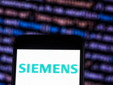 Kiev, Ukrayna - 21 Kasım 2018: Siemens otomasyon şirket logosu akıllı telefon görüntülenen gördüm. 