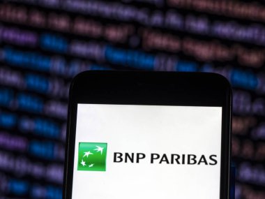 Kiev, Ukrayna - 21 Kasım 2018: Bnp Paribas bireysel bankacılık şirket logosu akıllı telefon görüntülenen gördüm. 