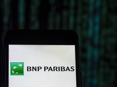 Kiev, Ukrayna - 21 Kasım 2018: Bnp Paribas bireysel bankacılık şirket logosu akıllı telefon görüntülenen gördüm. 