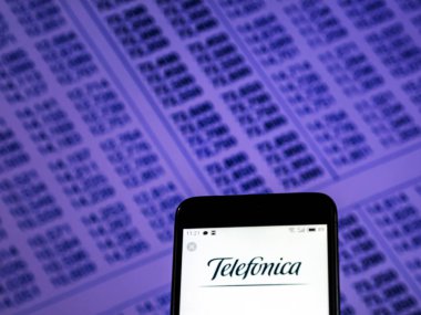 Kiev, Ukrayna - 28 Kasım 2018: Telefonica telekomünikasyon şirket logosu akıllı telefon görüntülenen gördüm