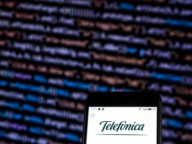 Kiev, Ukrayna - 28 Kasım 2018: Telefonica telekomünikasyon şirket logosu akıllı telefon görüntülenen gördüm