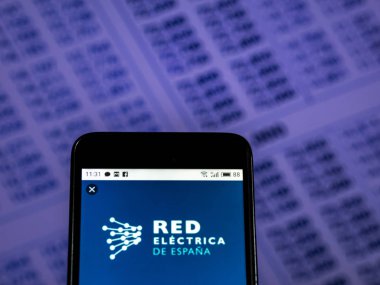 Kiev, Ukrayna - 28 Kasım 2018: Kırmızı Ellectrica de Espana şirket logosu akıllı telefon görüntülenen gördüm