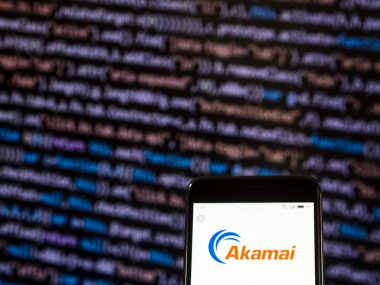 Kiev, Ukrayna - 29 Kasım 2018: Akamai Technologies şirket logosu akıllı telefon görüntülenen gördüm
