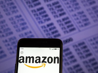 Kiev, Ukrayna - 29 Kasım 2018: Amazon logo akıllı telefon görüntülenen gördüm