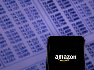 Kiev, Ukrayna - 29 Kasım 2018: Amazon logo akıllı telefon görüntülenen gördüm