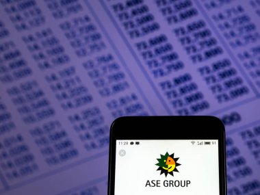 Kiev, Ukrayna - 30 Kasım 2018: Gelişmiş yarı iletken mühendislik, Inc., olarak da bilinen görülen Ase grup logosu akıllı telefon görüntülenen.