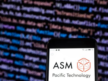 Kiev, Ukrayna - 30 Kasım 2018: Asm Pasifik Teknoloji Limited Şirket logosu akıllı telefon görüntülenen gördüm