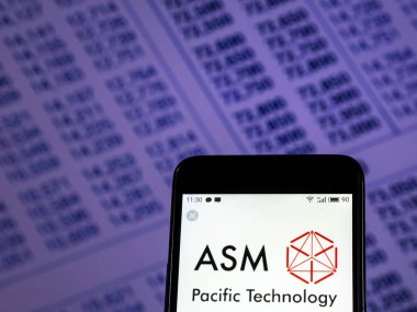 Kiev, Ukrayna - 30 Kasım 2018: Asm Pasifik Teknoloji Limited Şirket logosu akıllı telefon görüntülenen gördüm