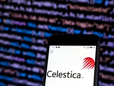 Kiev, Ukrayna - 30 Kasım 2018: Celestica elektronik şirket logosu akıllı telefon görüntülenen gördüm