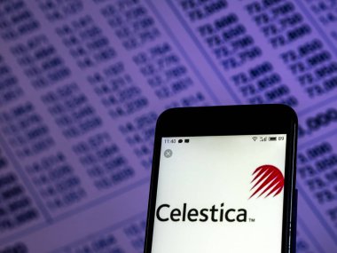 Kiev, Ukrayna - 30 Kasım 2018: Celestica elektronik şirket logosu akıllı telefon görüntülenen gördüm