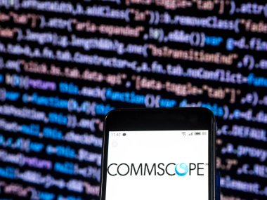 Kiev, Ukrayna - 30 Kasım 2018: Commscope şirket logosu akıllı telefon görüntülenen gördüm