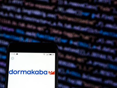 Kiev, Ukrayna - 30 Kasım 2018:. Dormakaba Holding Ag logo akıllı telefon görüntülenen gördüm