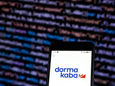 Kiev, Ukrayna - 30 Kasım 2018: Dormokaba logo akıllı telefon görüntülenen gördüm