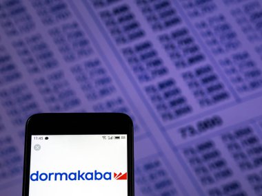Kiev, Ukrayna - 30 Kasım 2018:. Dormakaba Holding Ag logo akıllı telefon görüntülenen gördüm