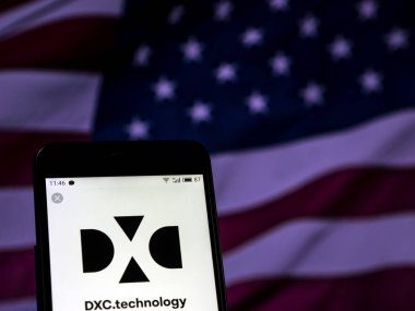 Kiev, Ukrayna - 30 Kasım 2018: Dxc teknoloji şirket logosu akıllı telefon görüntülenen gördüm