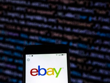 Kiev, Ukrayna - 30 Kasım 2018: ebay logosu akıllı telefon görüntülenen gördüm