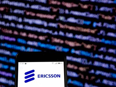 Kiev, Ukrayna - 30 Kasım 2018: Ericsson telekomünikasyon şirket logosu akıllı telefon görüntülenen gördüm