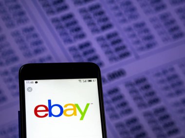 Kiev, Ukrayna - 30 Kasım 2018: ebay logosu akıllı telefon görüntülenen gördüm