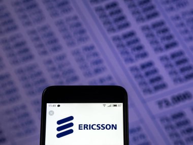 Kiev, Ukrayna - 30 Kasım 2018: Ericsson telekomünikasyon şirket logosu akıllı telefon görüntülenen gördüm