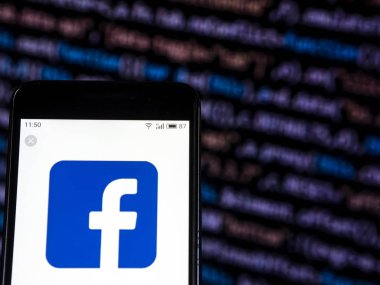 Kiev, Ukrayna - 30 Kasım 2018: Facebook logo akıllı telefon görüntülenen gördüm