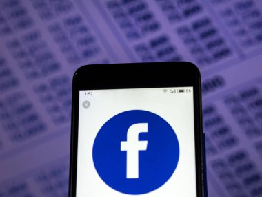 Kiev, Ukrayna - 30 Kasım 2018: Facebook logo akıllı telefon görüntülenen gördüm