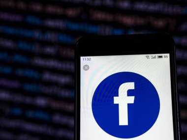Kiev, Ukrayna - 30 Kasım 2018: Facebook logo akıllı telefon görüntülenen gördüm