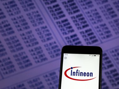  Kiev, Ukrayna - 3 Aralık 2018: Infenion logo akıllı telefon görüntülenen gördüm