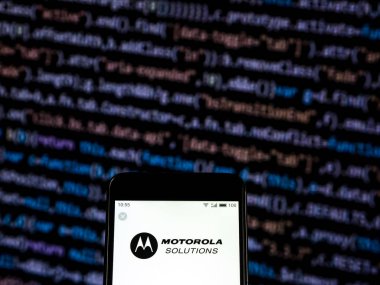 Kiev, Ukrayna - 3 Aralık 2018: Motorola çözümleri veri iletişim şirket logosu akıllı telefon görüntülenen gördüm