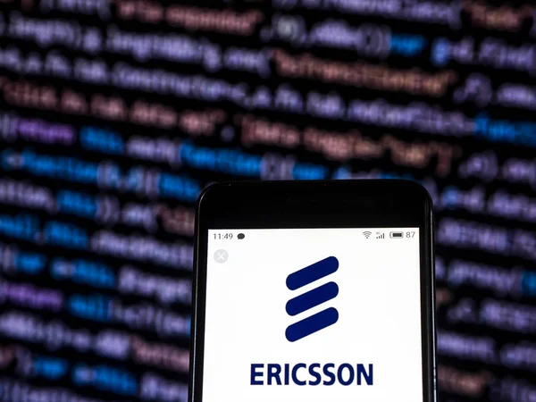 Kiev, Ukrayna - 30 Kasım 2018: Ericsson telekomünikasyon şirket logosu akıllı telefon görüntülenen gördüm