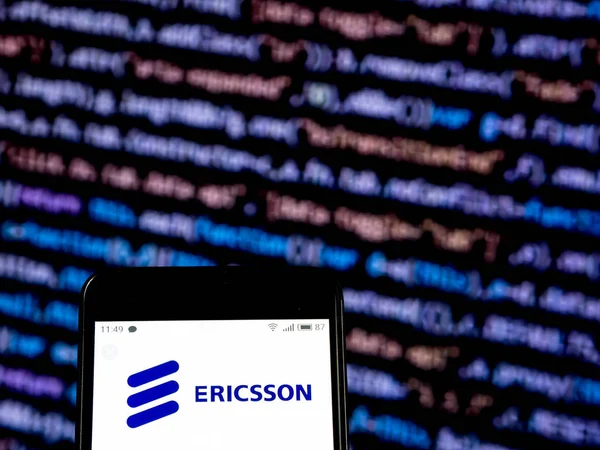 Kiev, Ukrayna - 30 Kasım 2018: Ericsson telekomünikasyon şirket logosu akıllı telefon görüntülenen gördüm