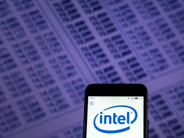 Kyjev Ukrajina Prosince 2018 Intel Logo Vidět Zobrazeného Chytrý Telefon — Stock fotografie