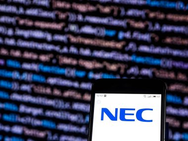 Kiev, Ukrayna - 3 Aralık 2018: Nec Corp bilgi teknoloji şirket logosu akıllı telefon görüntülenen gördüm