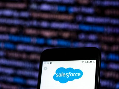 Kiev, Ukrayna - 3 Aralık 2018: Salesforce.com yazılım şirketi logo akıllı telefon görüntülenen gördüm